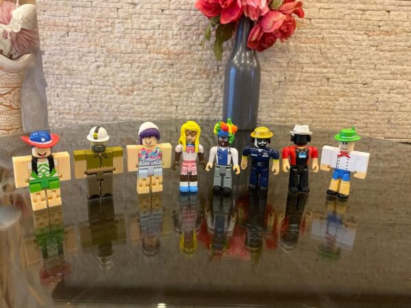 Random 8 Roblox Figures