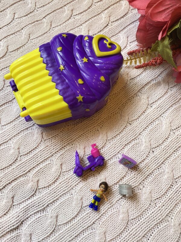 Polly Pocket Pocket World Cupcake Compact with Surprise Reveals Micro Doll and Accessories #preloved